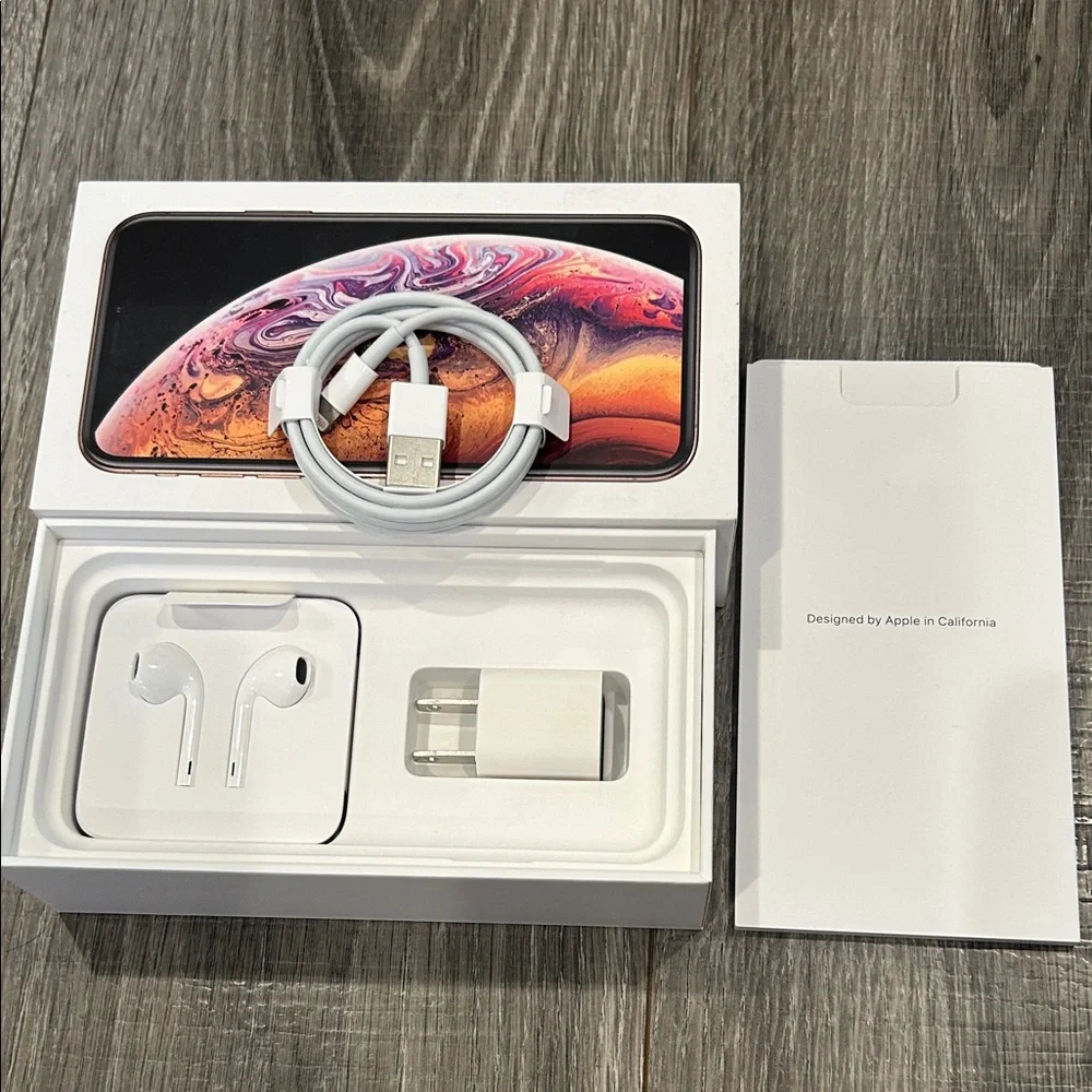Apple White EarPods and Lightning to USB Cable Accessory Set